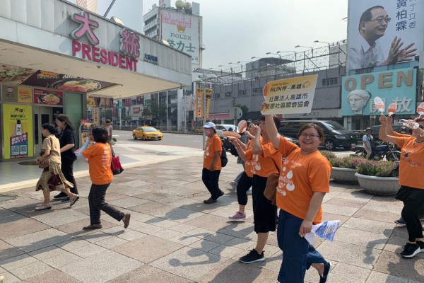 台灣受恩_【Run伴高雄場】台灣受恩出動志工伴長者並設攤，關心失智症議題